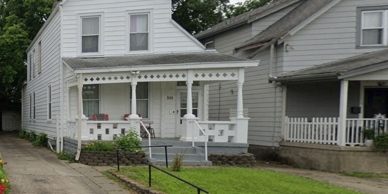 Cincinnati House: 113 W 66th St