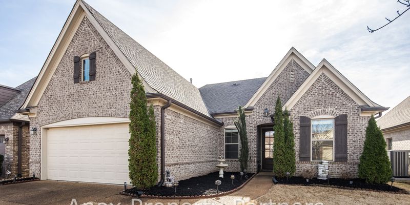 Oakland House: 70 Willow Springs Ln