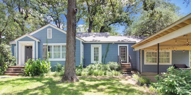 Clinton House: 811 Oakwood Dr