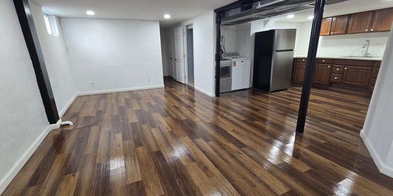 Louisville House: 6101 Morning Glory Ln