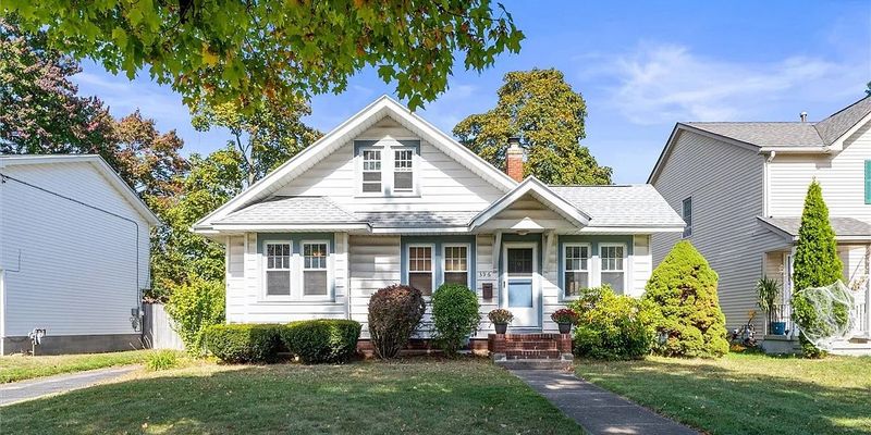 Rochester House: 396 Stonewood Ave