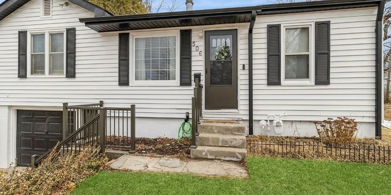 Newton House: 506 E 21st St S
