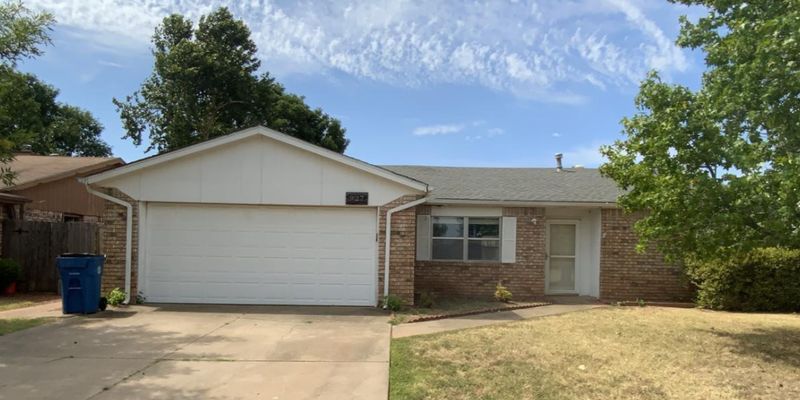 Stillwater House: 927 E Krayler Ave