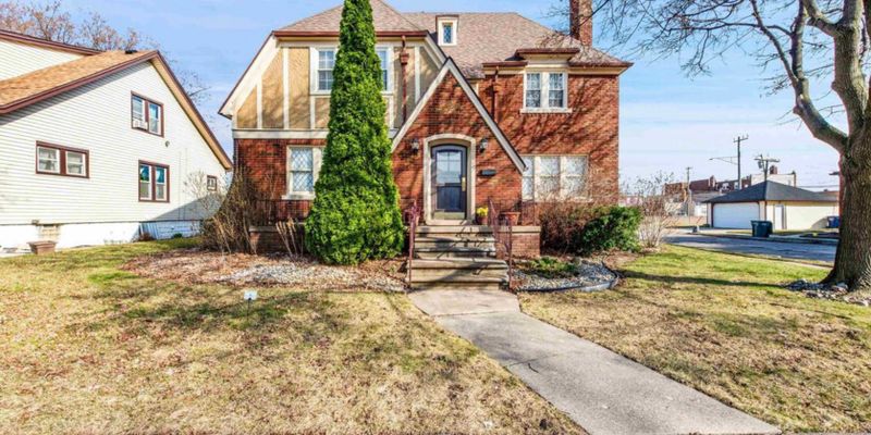 Lincoln Park House: 1627 Fort Park Blvd