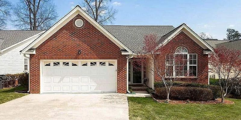 Morrisville House: 113 Kudrow Ln