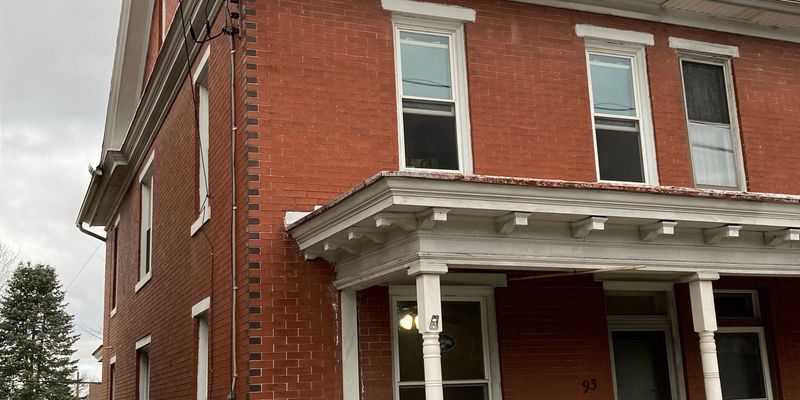 Elizabethville House: 93 E Main St