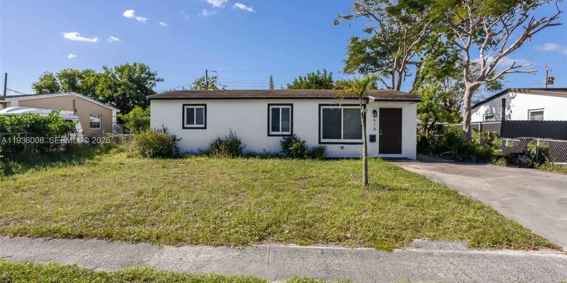 Hollywood House: 510 N 69th Ave