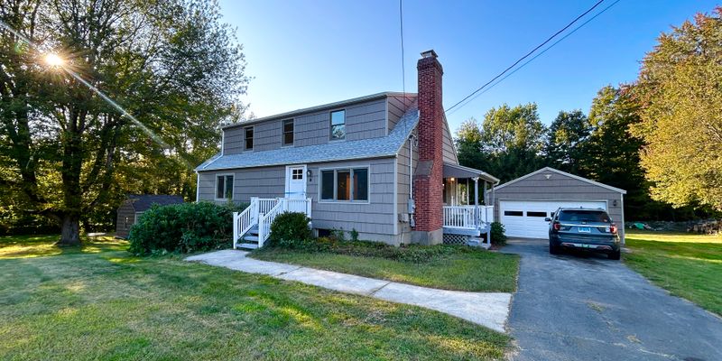 Newtown House: 12 Fieldstone Dr