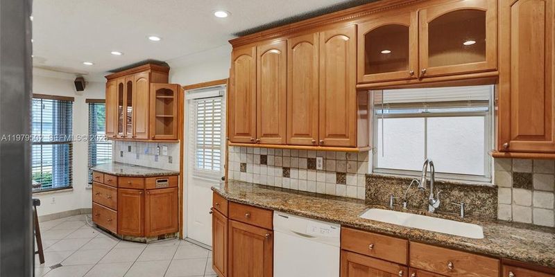 Hollywood House: 3745 Piccadilly St