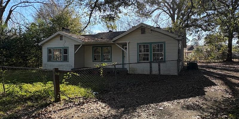 Montgomery House: 1982 Johnson St