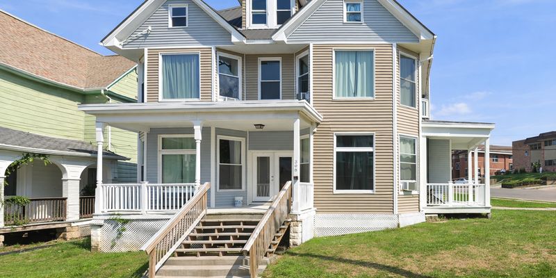 Dubuque Apartment: 308 Hill St