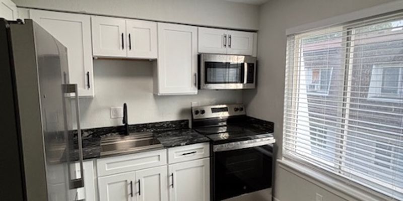 Granite City Apartment: 2714 Center St