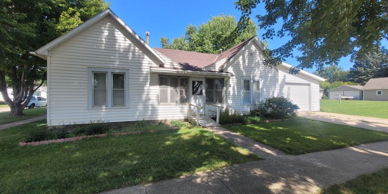 Neligh House: 212 W 6th St