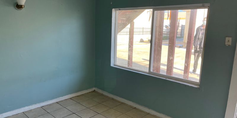 Long Beach Apartment: 1825 Cherry Ave