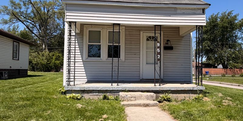 Kokomo House: 952 E Broadway St
