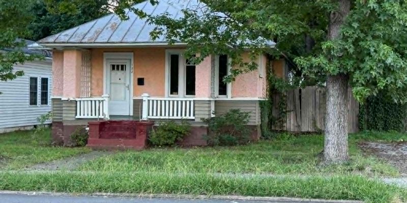 Colonial Heights House: 122 W Westover Ave