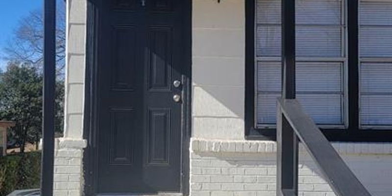 Prattville House: 551 E Sixth St