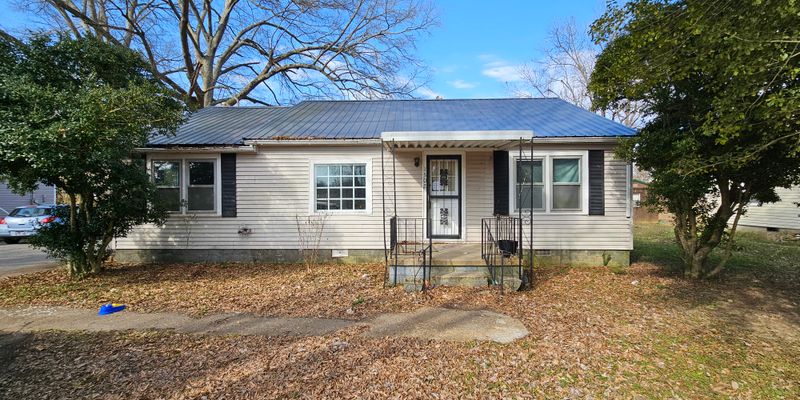 Trenton House: 1502 S College St