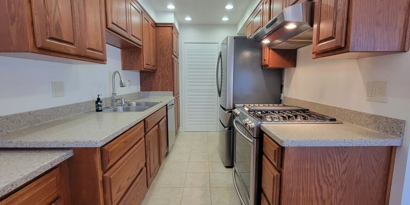 Oxnard House: 256 W Vineyard Ave