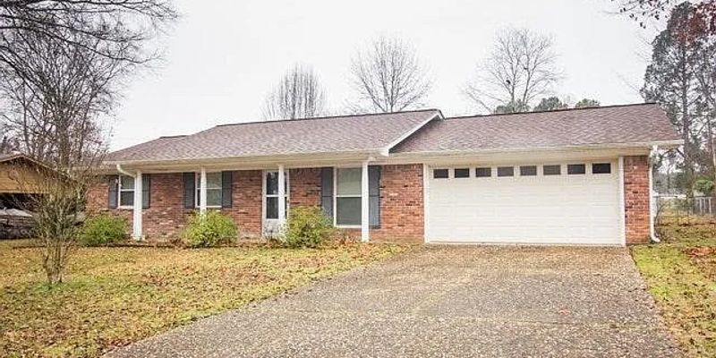 Jacksonville House: 104 Shawnee Place