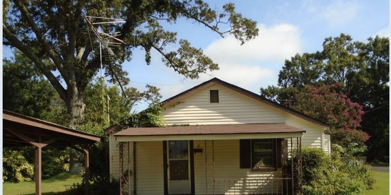 Barnesville House: 7 Ware Ave