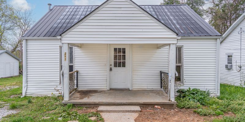 Glasgow House: 201 Eastview Dr
