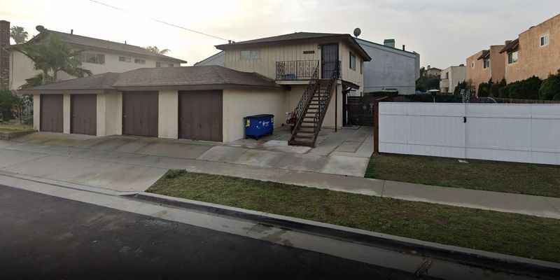 Huntington Beach Apartment: 16865 Hoskins Lane