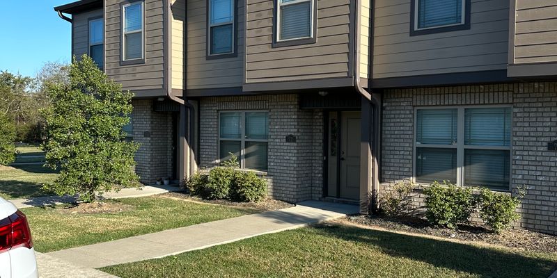 Lebanon House: 74 Bellvue Dr