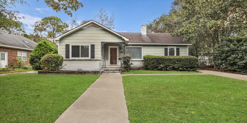 Savannah House: 136 E 57th St