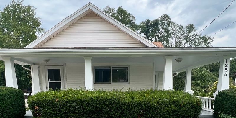 Dayton House: 1255 Devon Ave