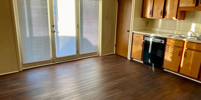 McMinnville Apartment: 110 Lyon St