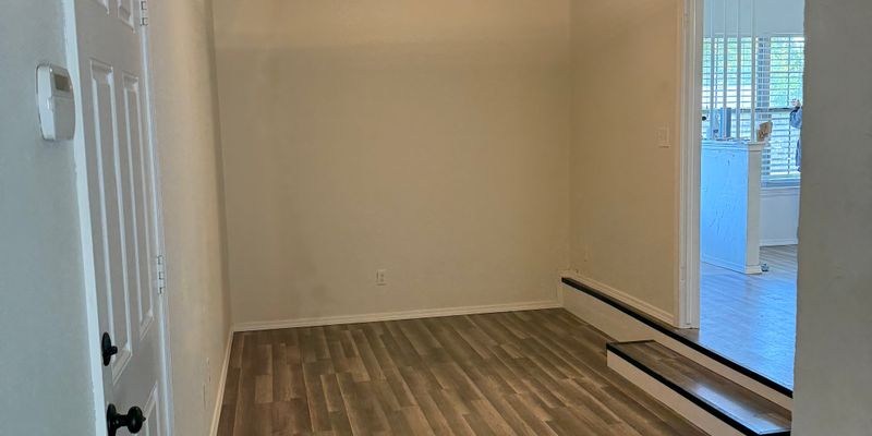 Mustang House: 613 S Meadow Ln