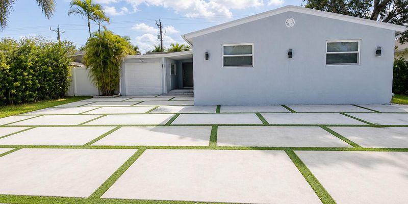 Hollywood House: 3111 N 66th Ave