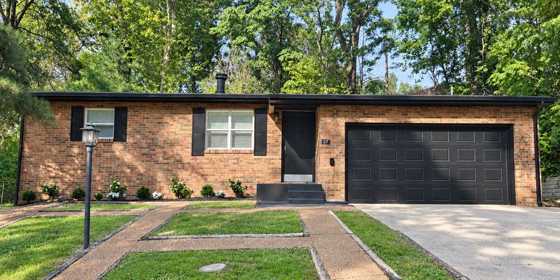 Fairview Heights House: 27 Montclair Dr