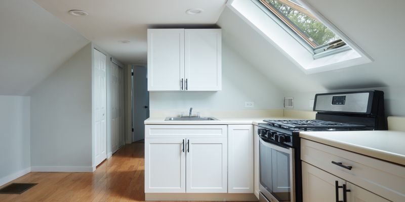 Chicago Apartment: 5131 W Grace St