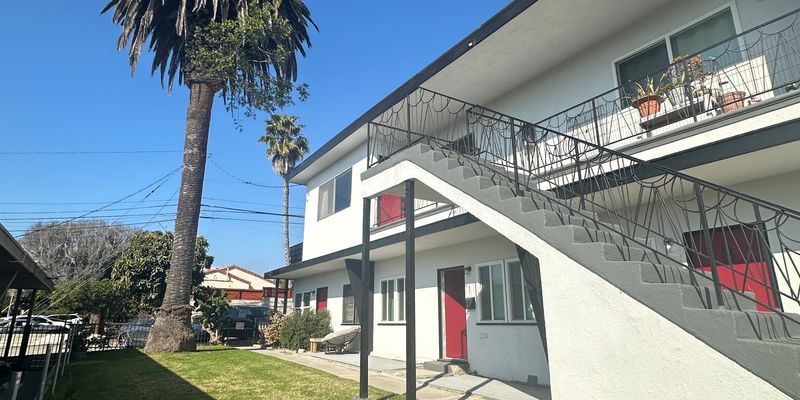 Santa Monica Apartment: 821 Maple St