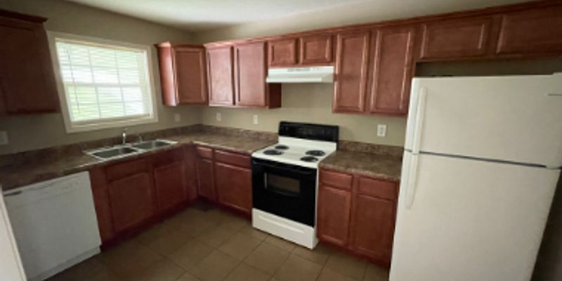 Jacksboro House: 228 Vanover Ln