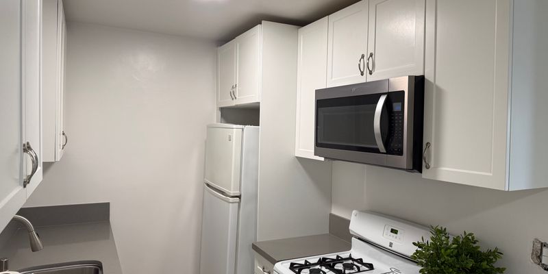 Los Angeles Apartment: 11168 Camarillo St