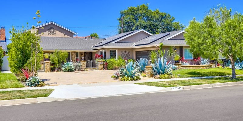 Los Alamitos House: 12141 Chaucer Rd