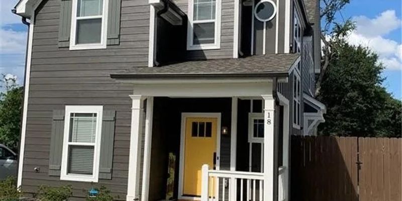 Greenville House: 18 Ridge Knoll Cir