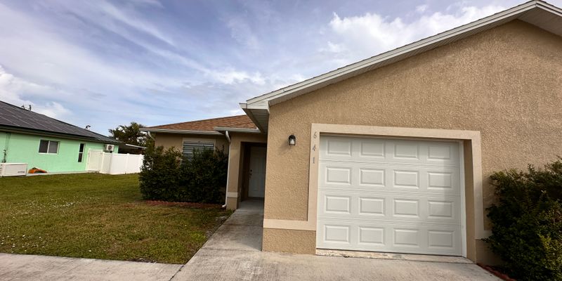 Cape Coral House: 641 SE 12th Ct