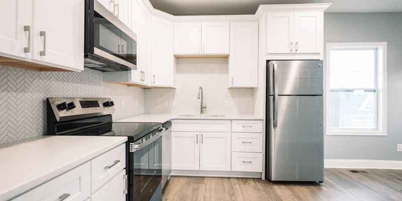 Hickory House: 723 Highland Ave SE