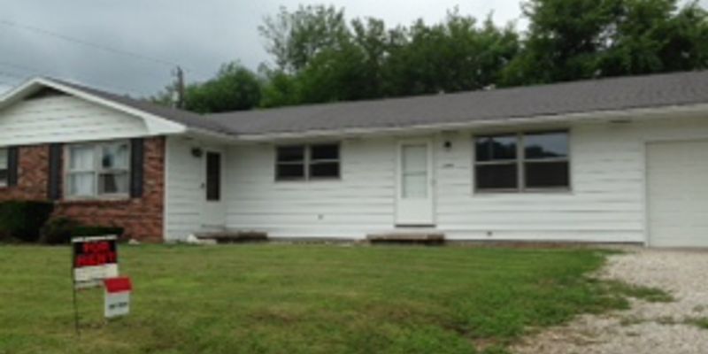 Bloomington House: 1402 S Curry Pike