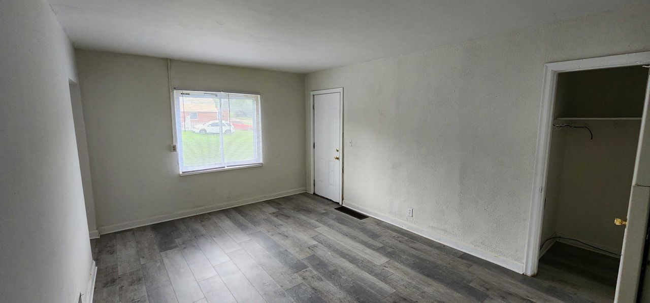 2706 Oxford Avenue 4 photo 3