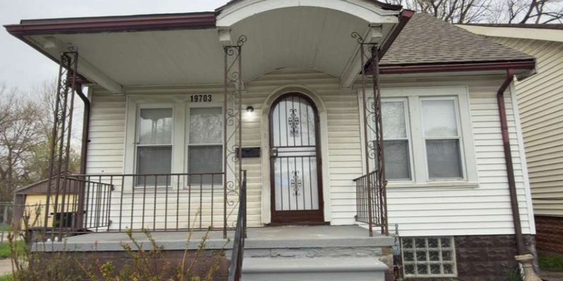 Detroit House: 19703 Keating St