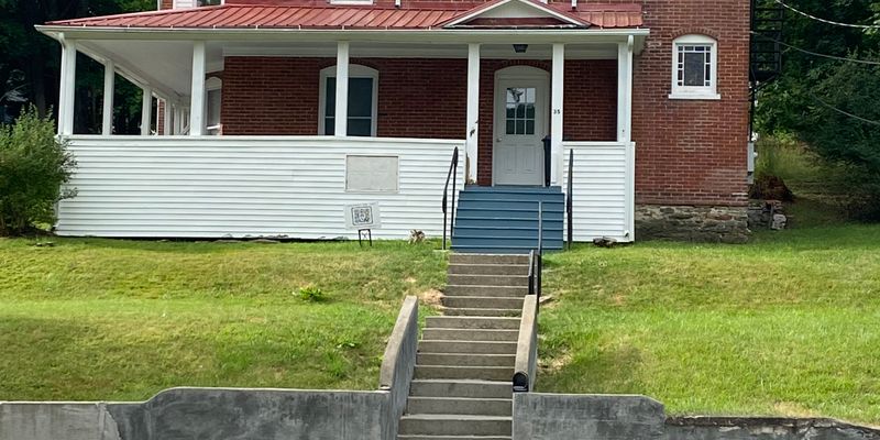 Alfred Apartment: 35 West University