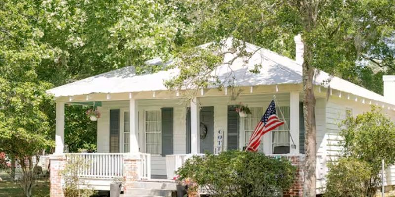 Kingstree House: 1228 Sam Brown Rd
