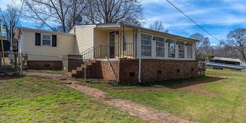 Easley House: 753 Pistol Club Rd