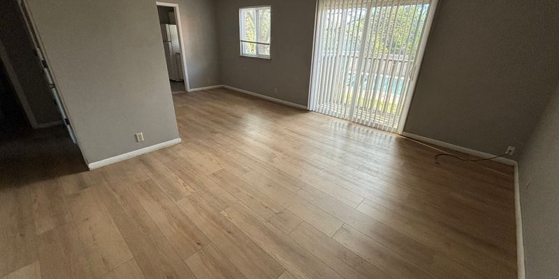 Hutchinson Apartment: 907 E 12th Ave