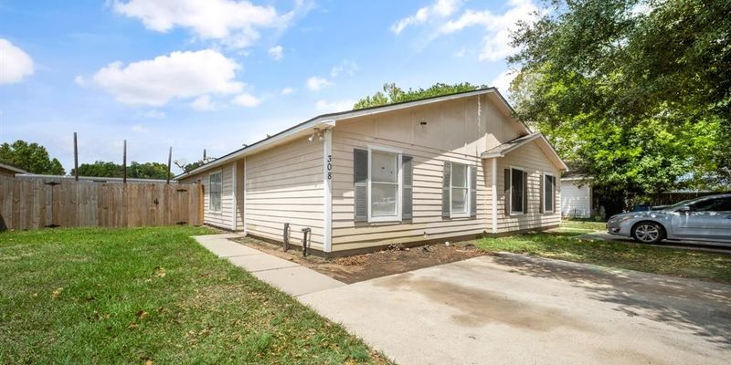 Tomball House: 308 Willowick St